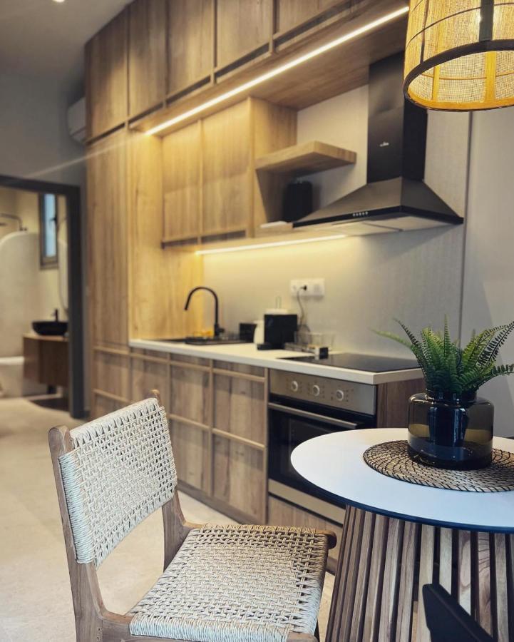 Luxurious Wooden Detail Flat In City Center Chalkís Exterior foto